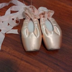 Point shoes